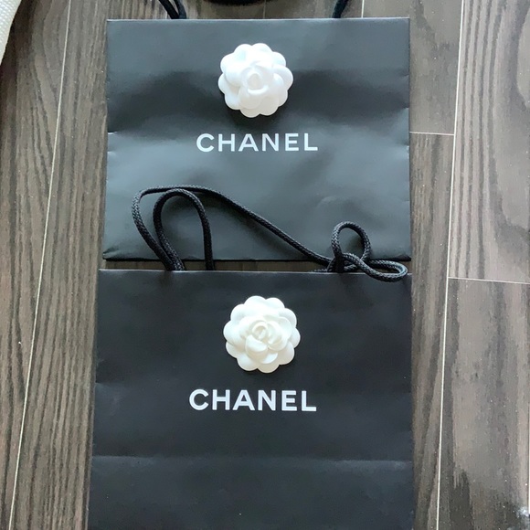 Set of 2 Chanel paper bags with camellia - Picture 1 of 3